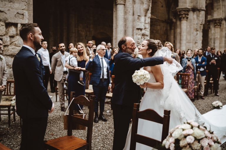 Una cerimonia del tè per un matrimonio all'Abbazia di San Galgano